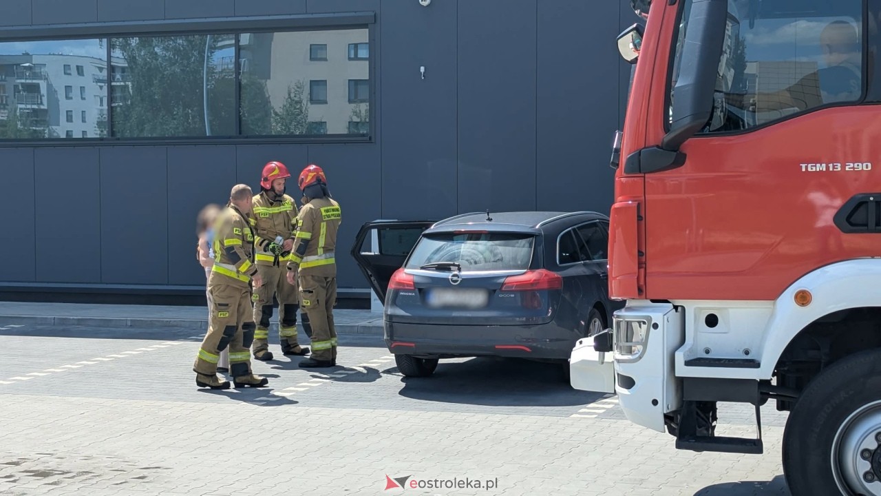 Akcja ratunkowa pod marketem w Ostrołęce [16.07.2026] - zdjęcie #11 - eOstroleka.pl