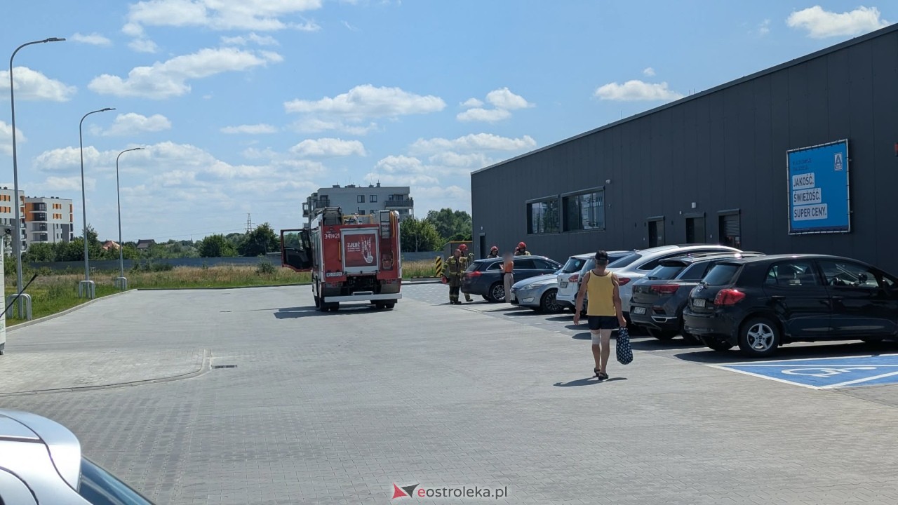 Akcja ratunkowa pod marketem w Ostrołęce [16.07.2026] - zdjęcie #8 - eOstroleka.pl