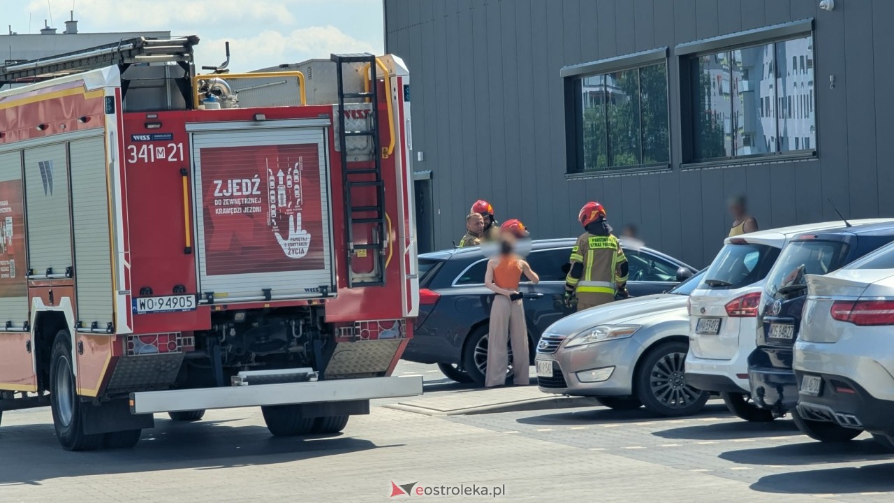 Akcja ratunkowa pod marketem w Ostrołęce [16.07.2026] - zdjęcie #6 - eOstroleka.pl