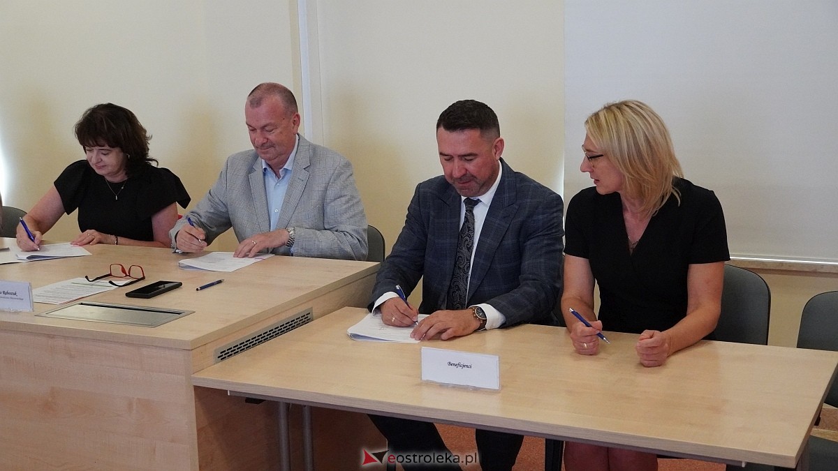 Podpisanie umów w ramach projektu Mazowsze pomaga [16.07.2026] - zdjęcie #15 - eOstroleka.pl