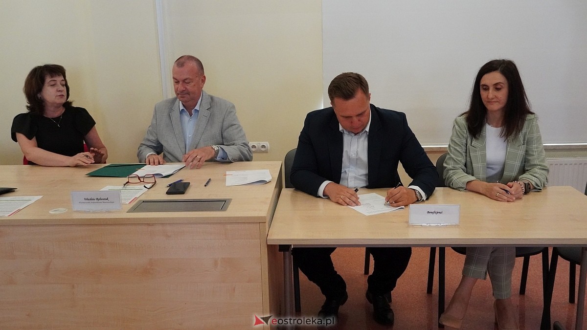 Podpisanie umów w ramach projektu Mazowsze pomaga [16.07.2026] - zdjęcie #10 - eOstroleka.pl