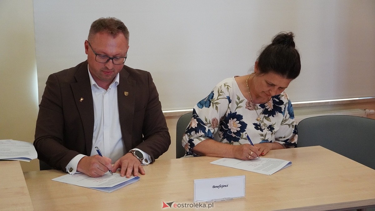 Podpisanie umów w ramach projektu Mazowsze pomaga [16.07.2026] - zdjęcie #8 - eOstroleka.pl