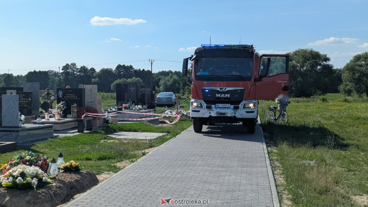 Pożar na cmentarzu w Rzekuniu [16.07.2026] - zdjęcie #2 - eOstroleka.pl