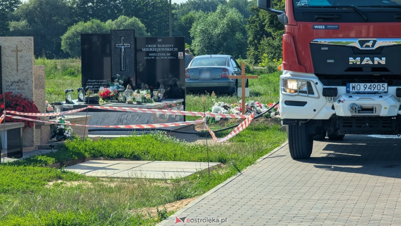 Pożar na cmentarzu w Rzekuniu [16.07.2026] - zdjęcie #1 - eOstroleka.pl