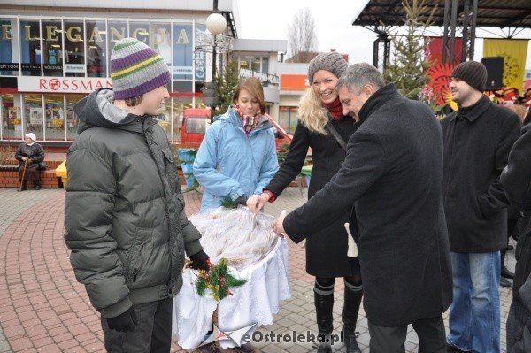 Wigilia Miejska: Prezydent i radni przełamali się opłatkiem z ostrołęczanami [17.XII.2011] - zdjęcie #1 - eOstroleka.pl