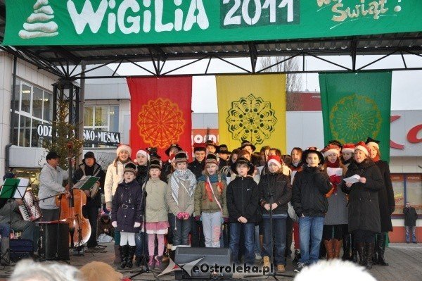 Wigilia Miejska: Prezydent i radni przełamali się opłatkiem z ostrołęczanami [17.XII.2011] - zdjęcie #46 - eOstroleka.pl