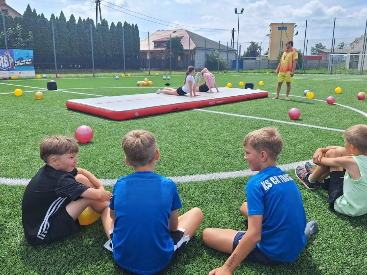 Międzypokoleniowe ćwiczenia w Troszynie. Tak wyglądał kolejny Aktywny Orlik! [23.07.2026] - zdjęcie #2 - eOstroleka.pl