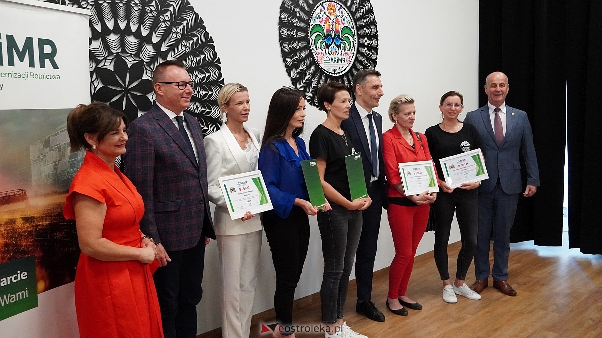 Wręczenie czeków ze wsparciem od ARiMR dla KGW z powiatu ostrołęckiego [28.07.2026] - zdjęcie #39 - eOstroleka.pl