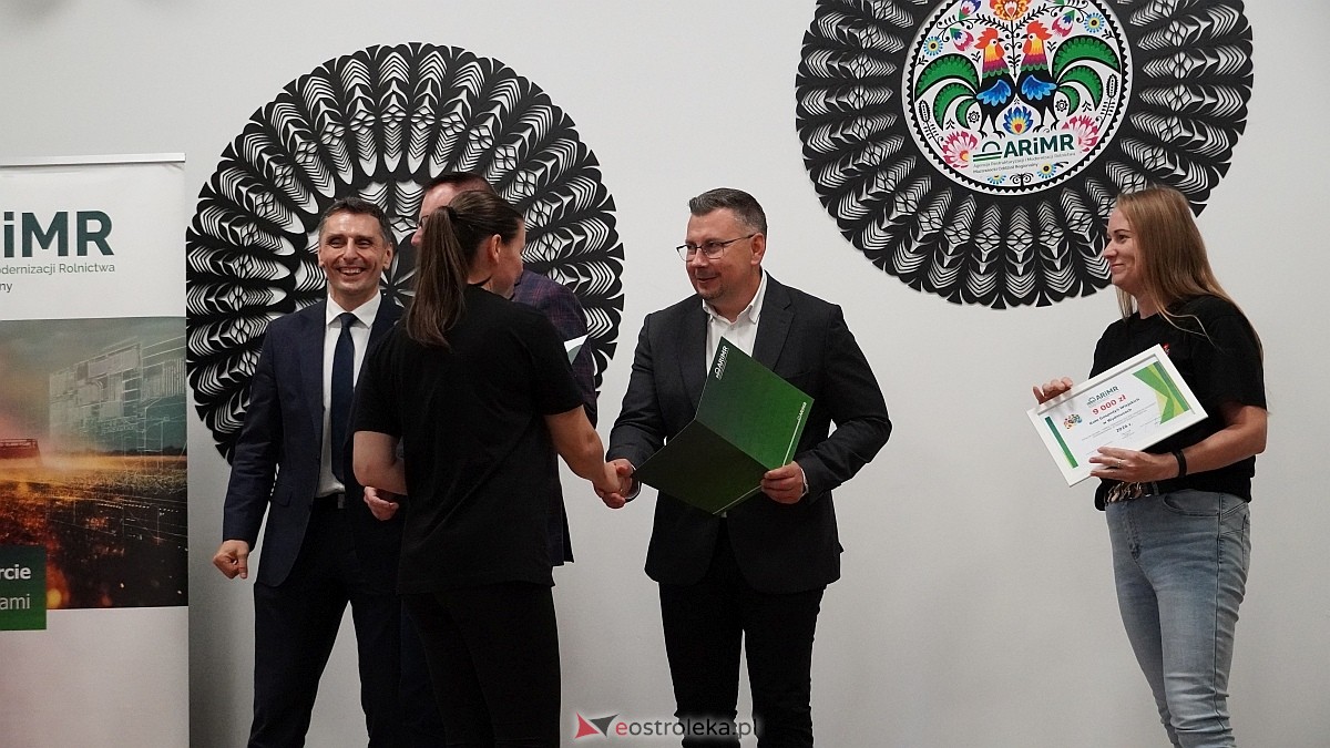 Wręczenie czeków ze wsparciem od ARiMR dla KGW z powiatu ostrołęckiego [28.07.2026] - zdjęcie #23 - eOstroleka.pl