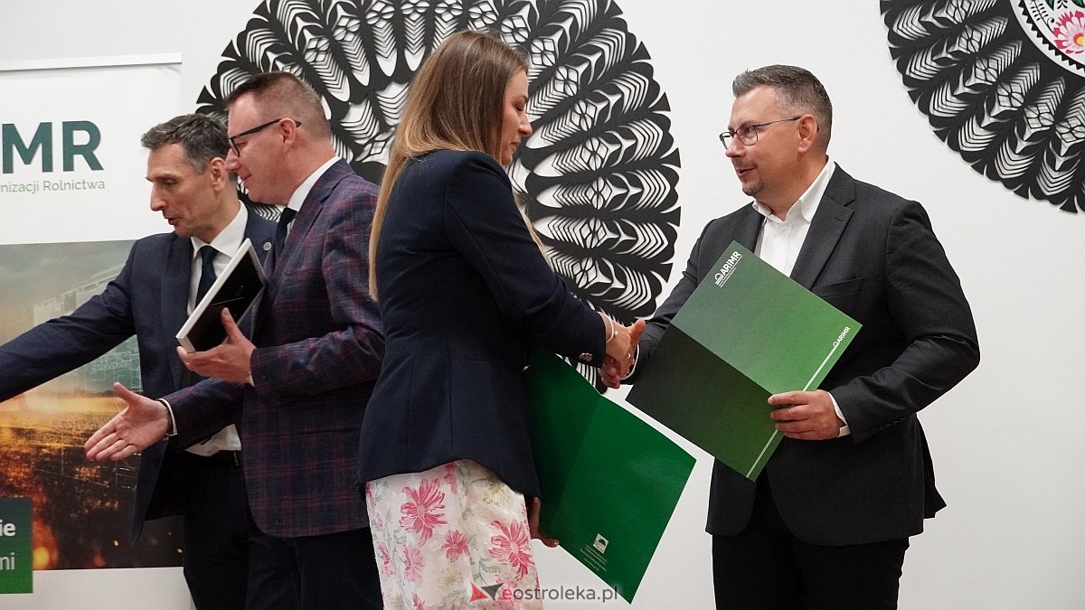 Wręczenie czeków ze wsparciem od ARiMR dla KGW z powiatu ostrołęckiego [28.07.2026] - zdjęcie #21 - eOstroleka.pl