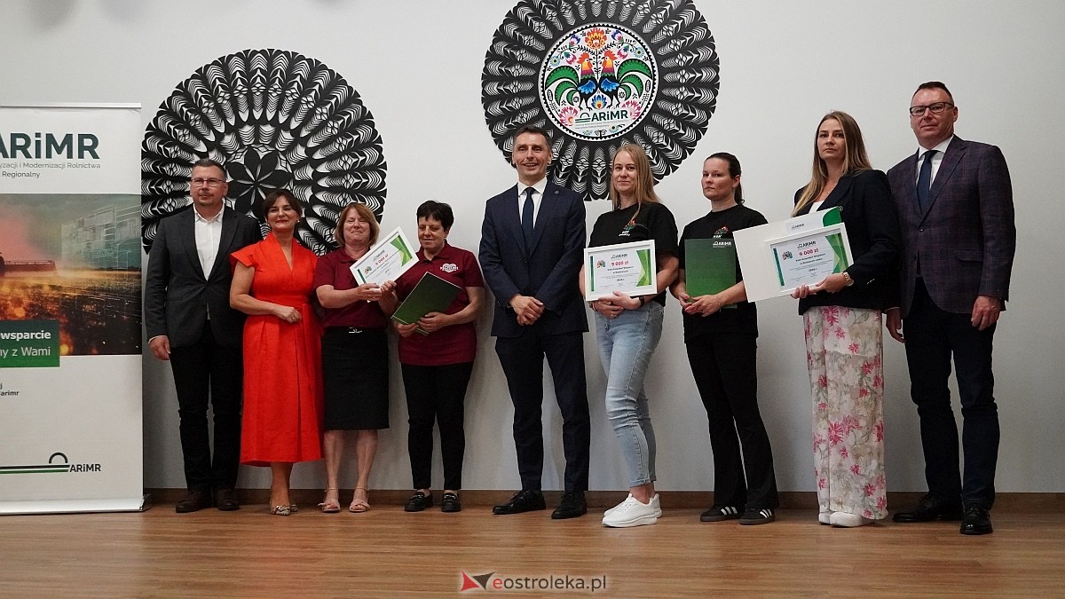 Wręczenie czeków ze wsparciem od ARiMR dla KGW z powiatu ostrołęckiego [28.07.2026] - zdjęcie #20 - eOstroleka.pl
