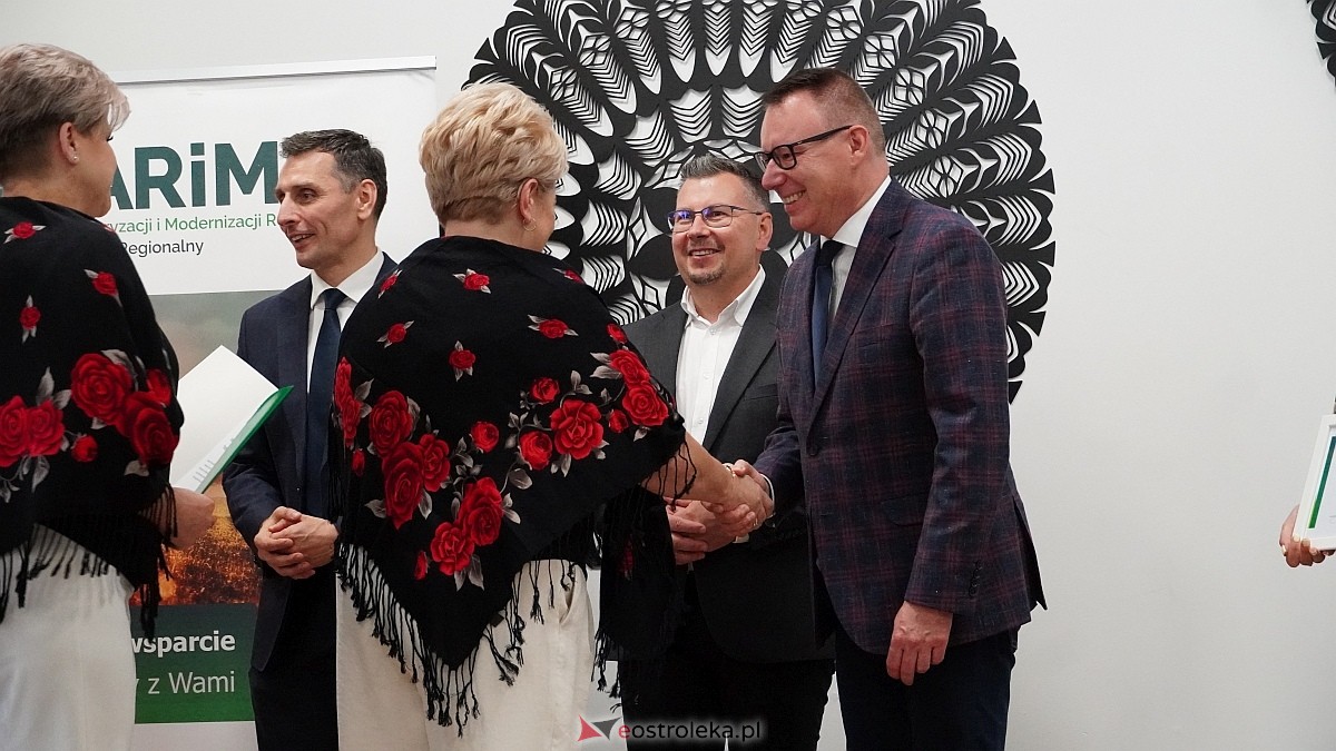 Wręczenie czeków ze wsparciem od ARiMR dla KGW z powiatu ostrołęckiego [28.07.2026] - zdjęcie #12 - eOstroleka.pl