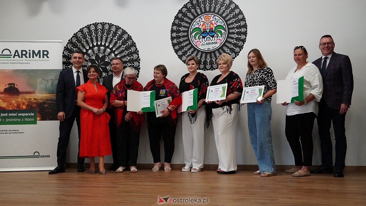 Wręczenie czeków ze wsparciem od ARiMR dla KGW z powiatu ostrołęckiego [28.07.2026] - zdjęcie #11 - eOstroleka.pl