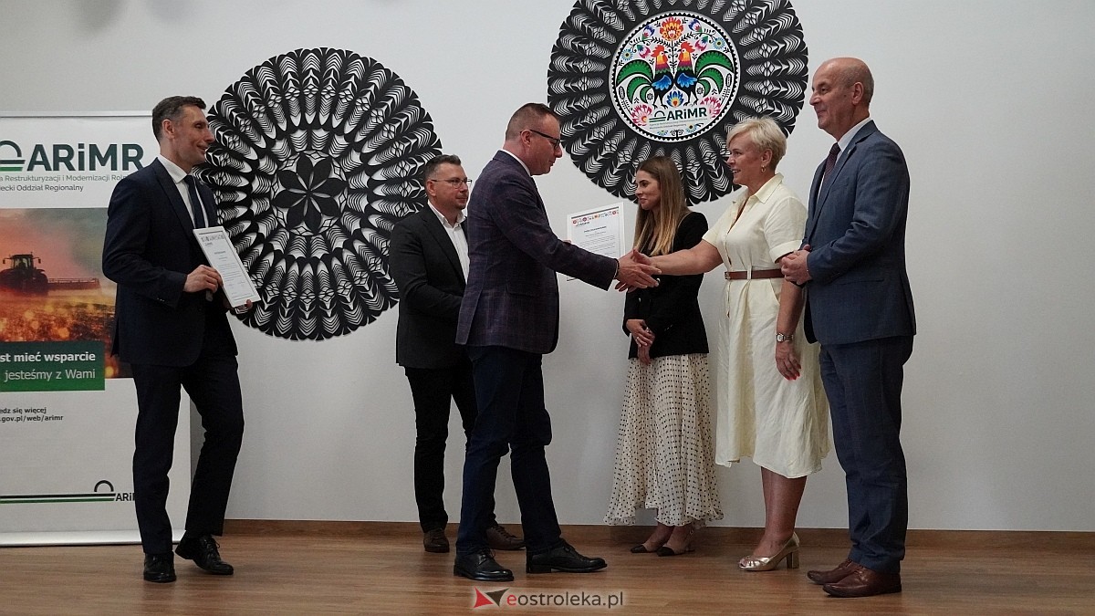 Wręczenie czeków ze wsparciem od ARiMR dla KGW z powiatu ostrołęckiego [28.07.2026] - zdjęcie #8 - eOstroleka.pl