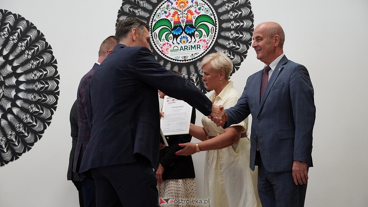 Wręczenie czeków ze wsparciem od ARiMR dla KGW z powiatu ostrołęckiego [28.07.2026] - zdjęcie #6 - eOstroleka.pl