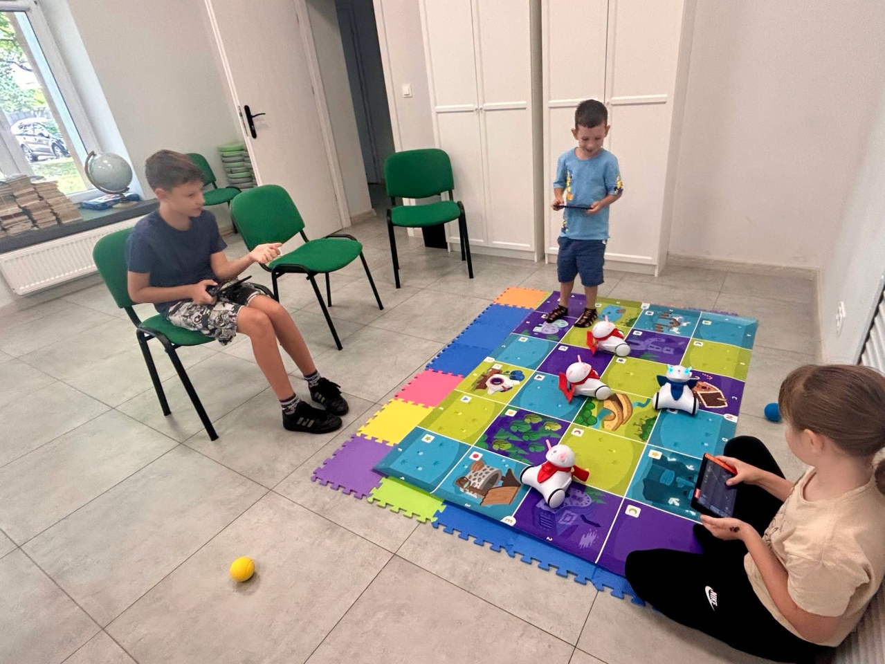 Roboczwartek w Bibliotece Wojtki. Mali programiści przejęli stery! [30.07.2026] - zdjęcie #12 - eOstroleka.pl