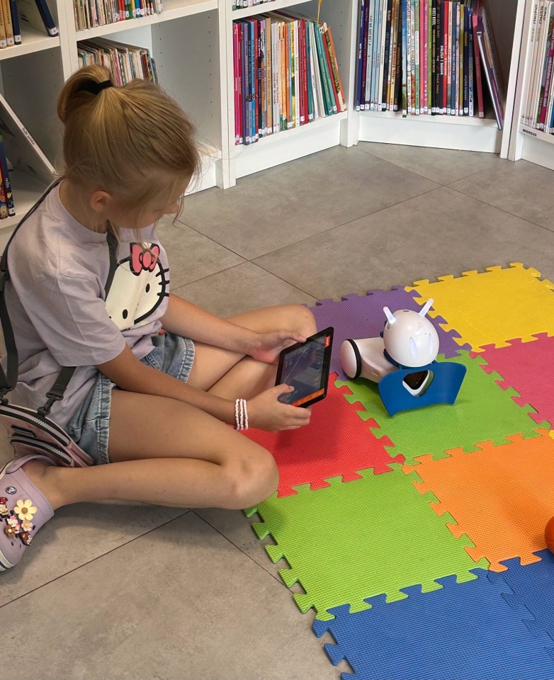 Roboczwartek w Bibliotece Wojtki. Mali programiści przejęli stery! [30.07.2026] - zdjęcie #11 - eOstroleka.pl