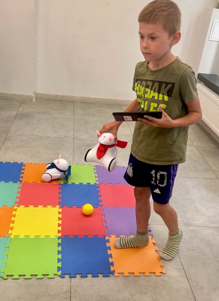 Roboczwartek w Bibliotece Wojtki. Mali programiści przejęli stery! [30.07.2026] - zdjęcie #8 - eOstroleka.pl