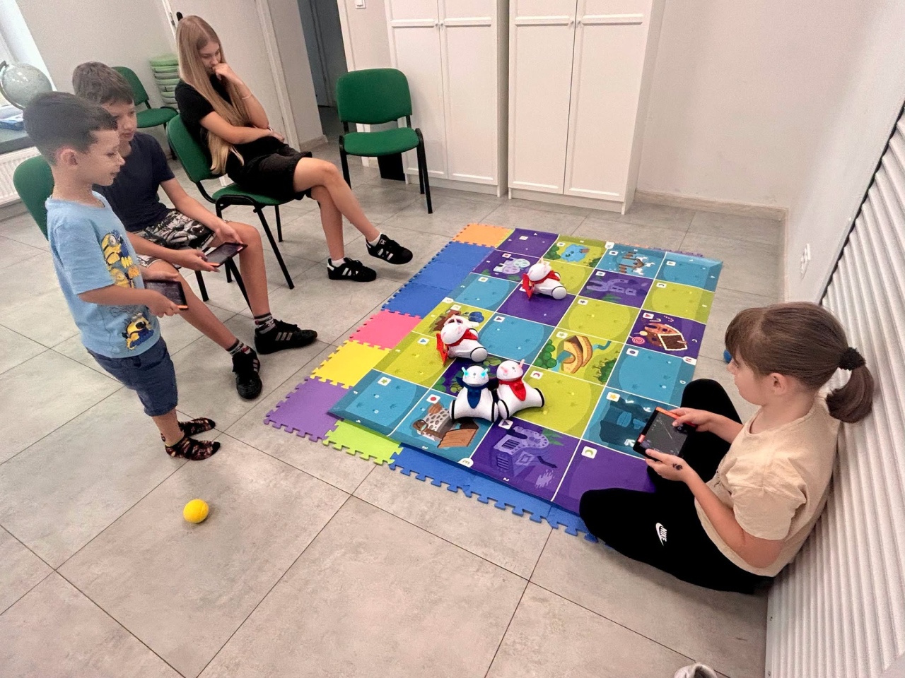 Roboczwartek w Bibliotece Wojtki. Mali programiści przejęli stery! [30.07.2026] - zdjęcie #7 - eOstroleka.pl