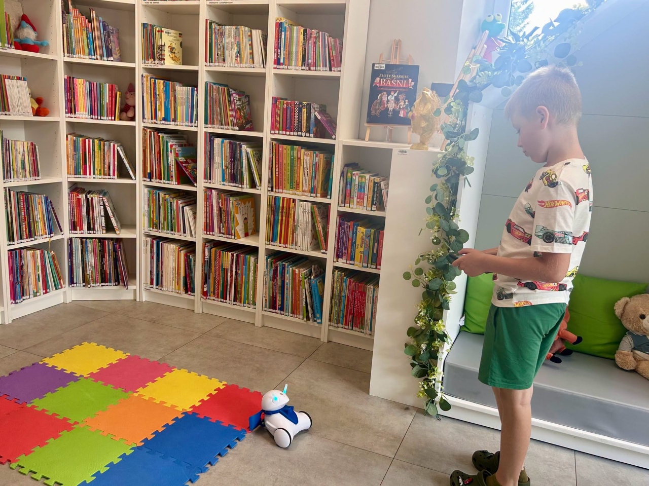Roboczwartek w Bibliotece Wojtki. Mali programiści przejęli stery! [30.07.2026] - zdjęcie #6 - eOstroleka.pl