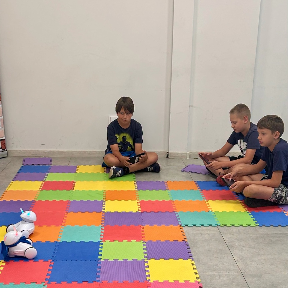 Roboczwartek w Bibliotece Wojtki. Mali programiści przejęli stery! [30.07.2026] - zdjęcie #5 - eOstroleka.pl