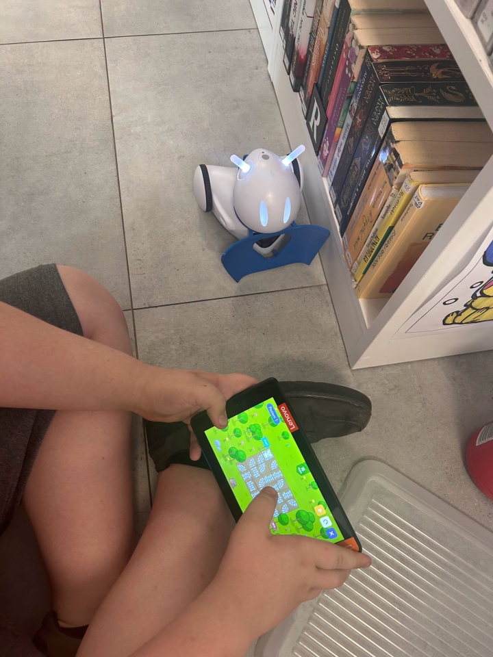 Roboczwartek w Bibliotece Wojtki. Mali programiści przejęli stery! [30.07.2026] - zdjęcie #4 - eOstroleka.pl