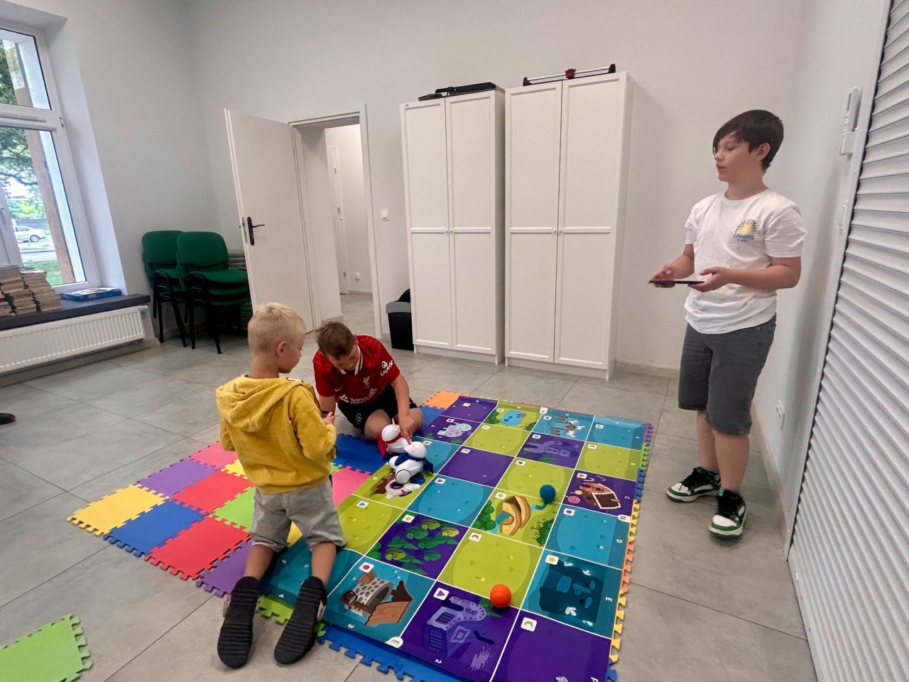 Roboczwartek w Bibliotece Wojtki. Mali programiści przejęli stery! [30.07.2026] - zdjęcie #3 - eOstroleka.pl
