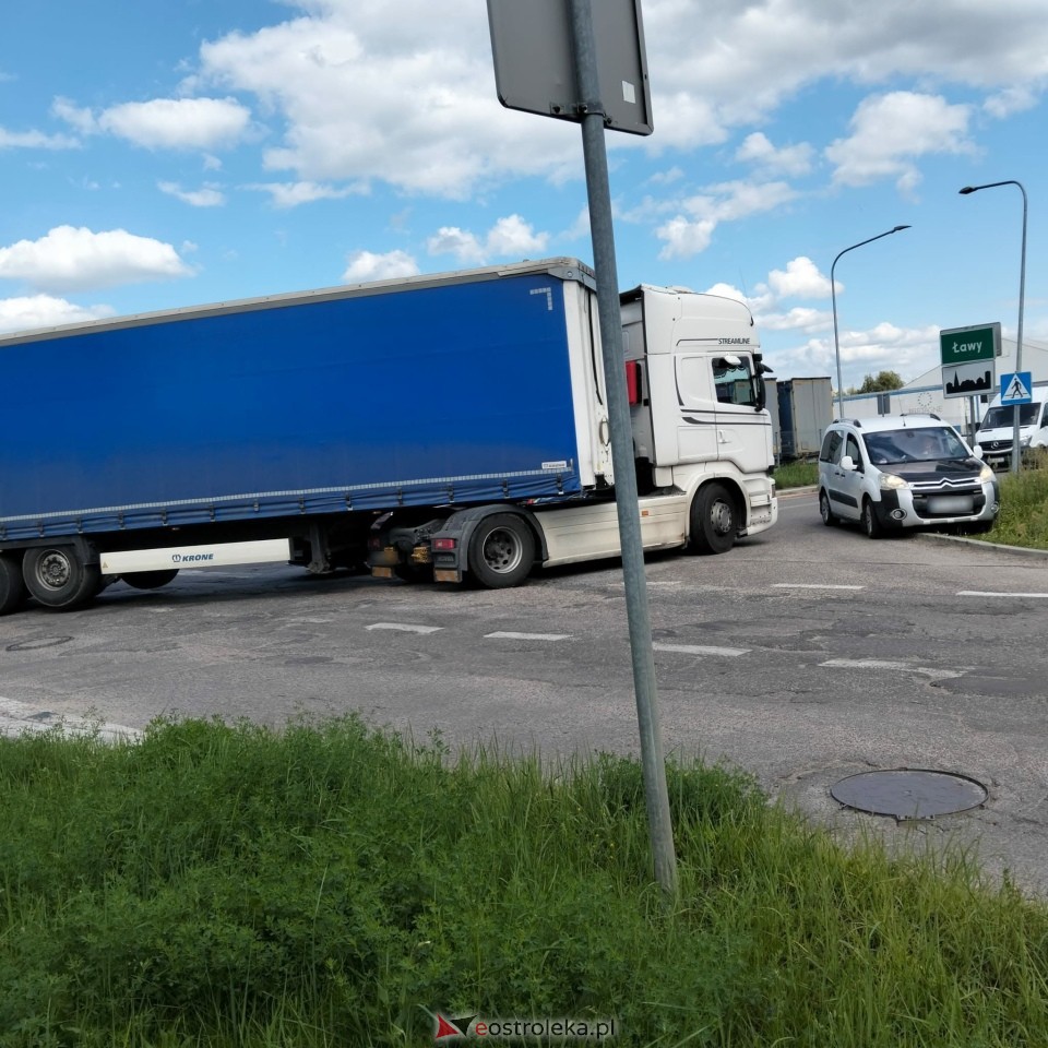 Awaria ciężarówki na skrzyżowaniu Ławskiej i Granicznej [07.08.2026] - zdjęcie #6 - eOstroleka.pl