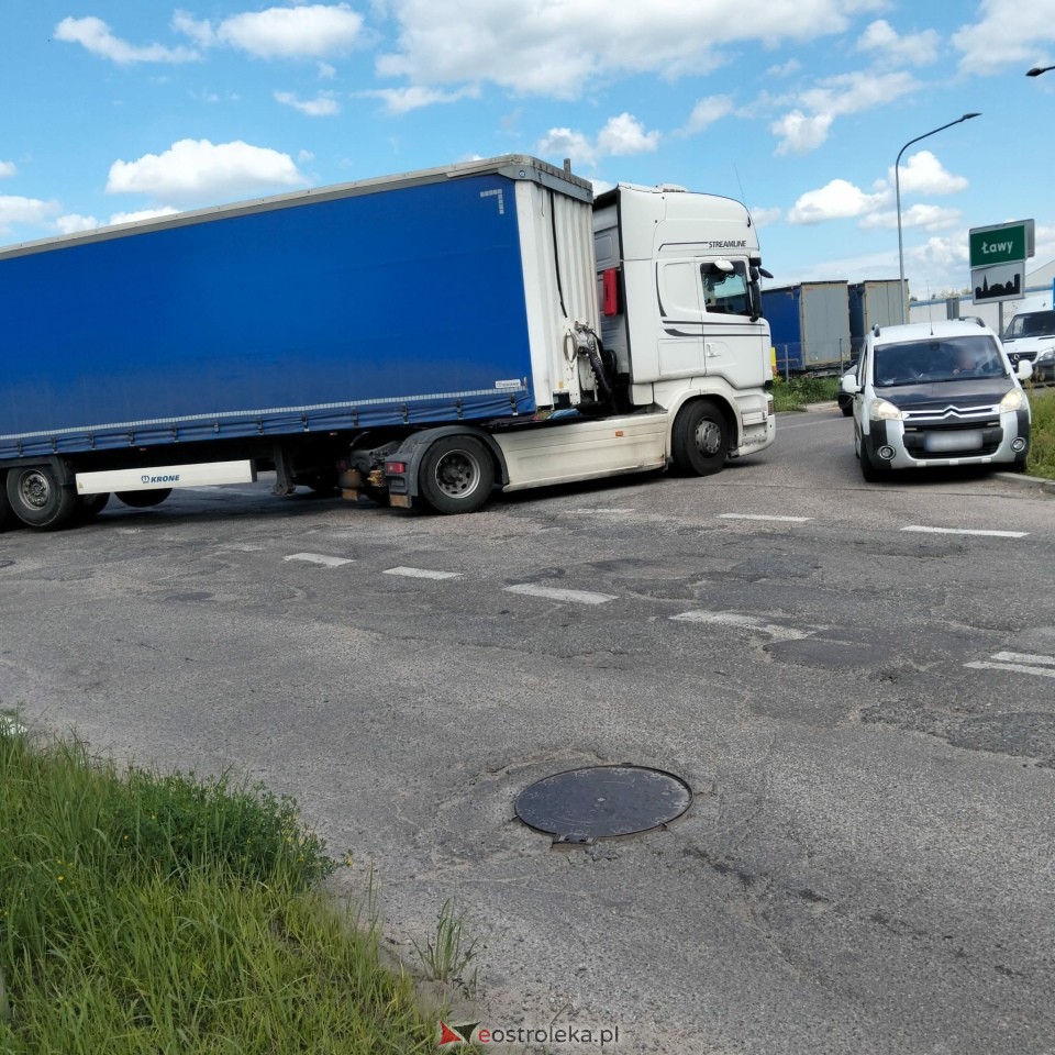 Awaria ciężarówki na skrzyżowaniu Ławskiej i Granicznej [07.08.2026] - zdjęcie #5 - eOstroleka.pl