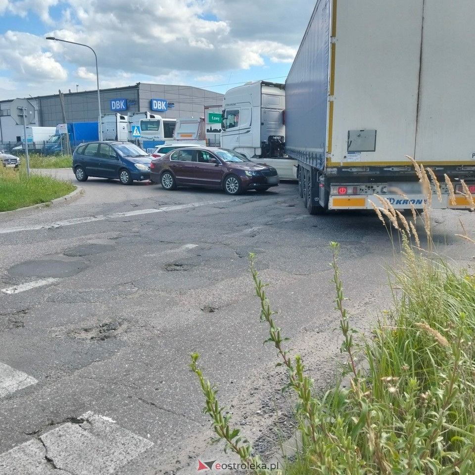 Awaria ciężarówki na skrzyżowaniu Ławskiej i Granicznej [07.08.2026] - zdjęcie #4 - eOstroleka.pl