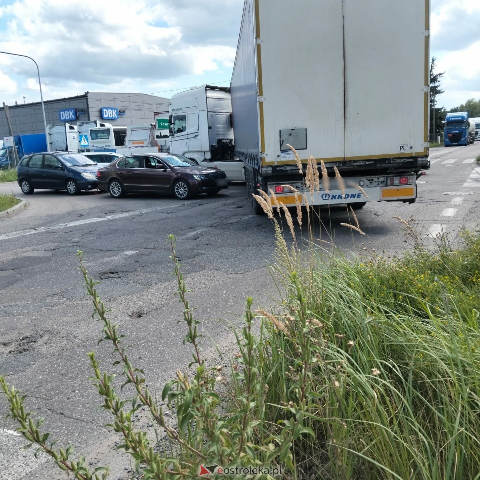 Awaria ciężarówki na skrzyżowaniu Ławskiej i Granicznej [07.08.2026] - zdjęcie #3 - eOstroleka.pl