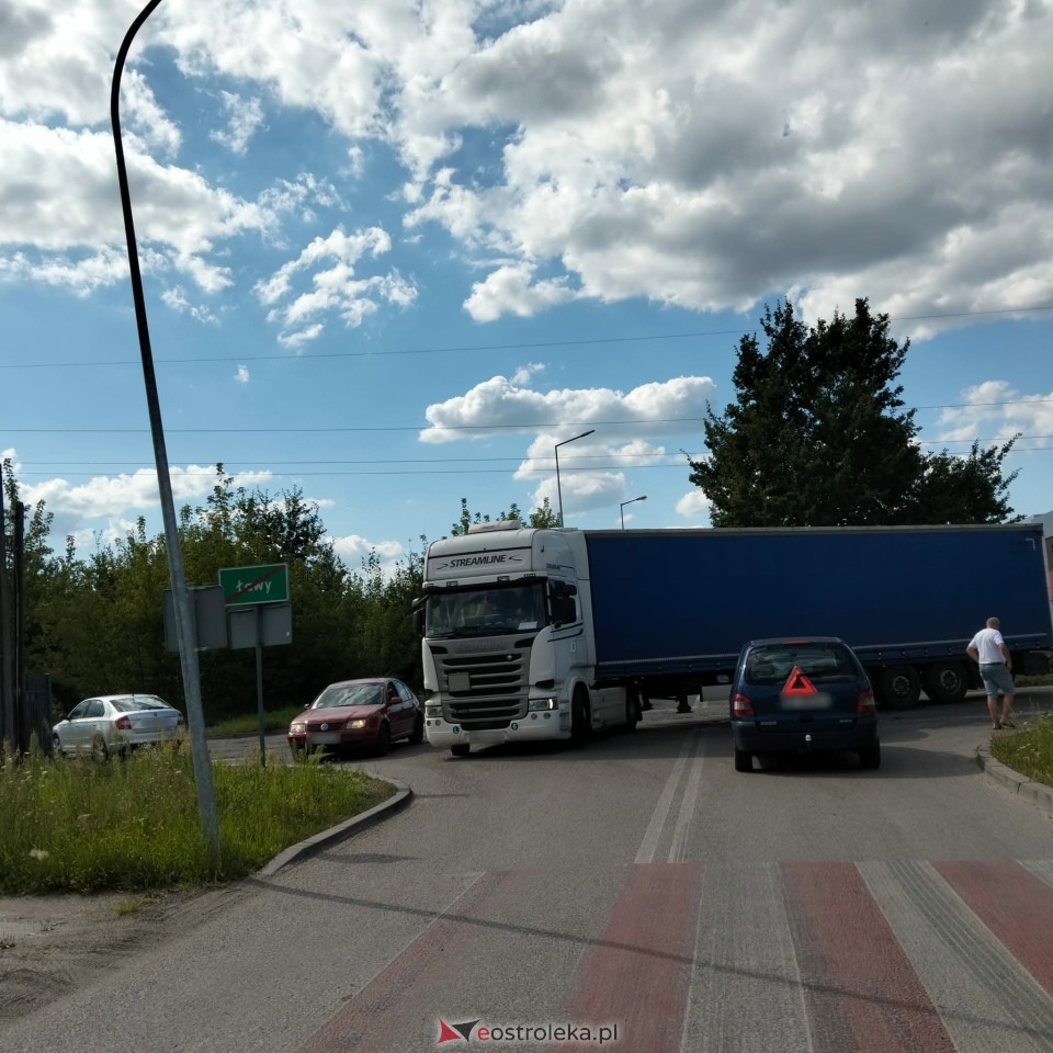 Awaria ciężarówki na skrzyżowaniu Ławskiej i Granicznej [07.08.2026] - zdjęcie #2 - eOstroleka.pl