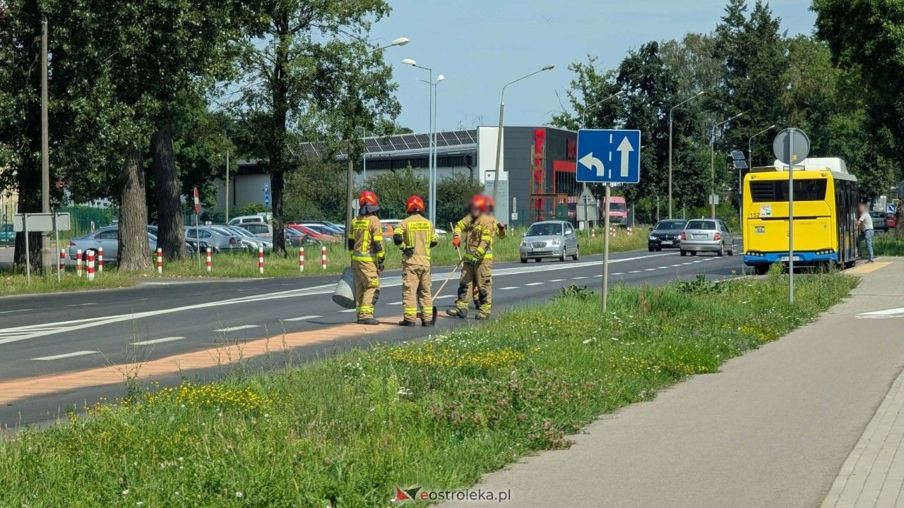 Kłopotliwa plama oleju i kolizja dwóch pojazdów na Alei Wojska Polskiego w Ostrołęce [10.08.2026] - zdjęcie #13 - eOstroleka.pl