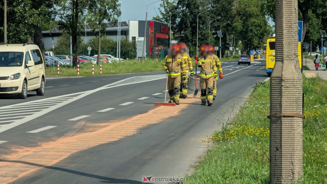 Kłopotliwa plama oleju i kolizja dwóch pojazdów na Alei Wojska Polskiego w Ostrołęce [10.08.2026] - zdjęcie #11 - eOstroleka.pl