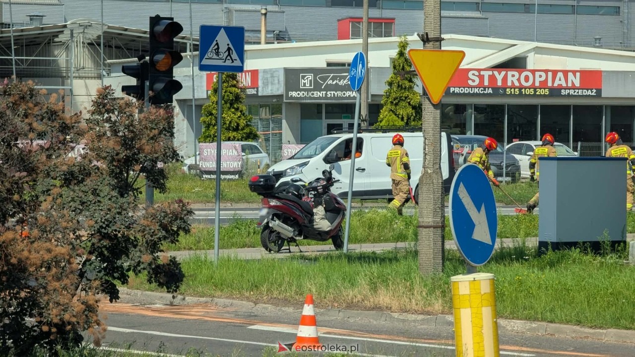 Kłopotliwa plama oleju i kolizja dwóch pojazdów na Alei Wojska Polskiego w Ostrołęce [10.08.2026] - zdjęcie #9 - eOstroleka.pl