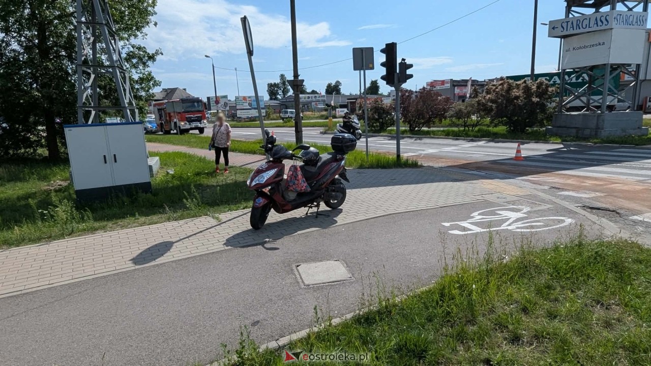 Kłopotliwa plama oleju i kolizja dwóch pojazdów na Alei Wojska Polskiego w Ostrołęce [10.08.2026] - zdjęcie #8 - eOstroleka.pl