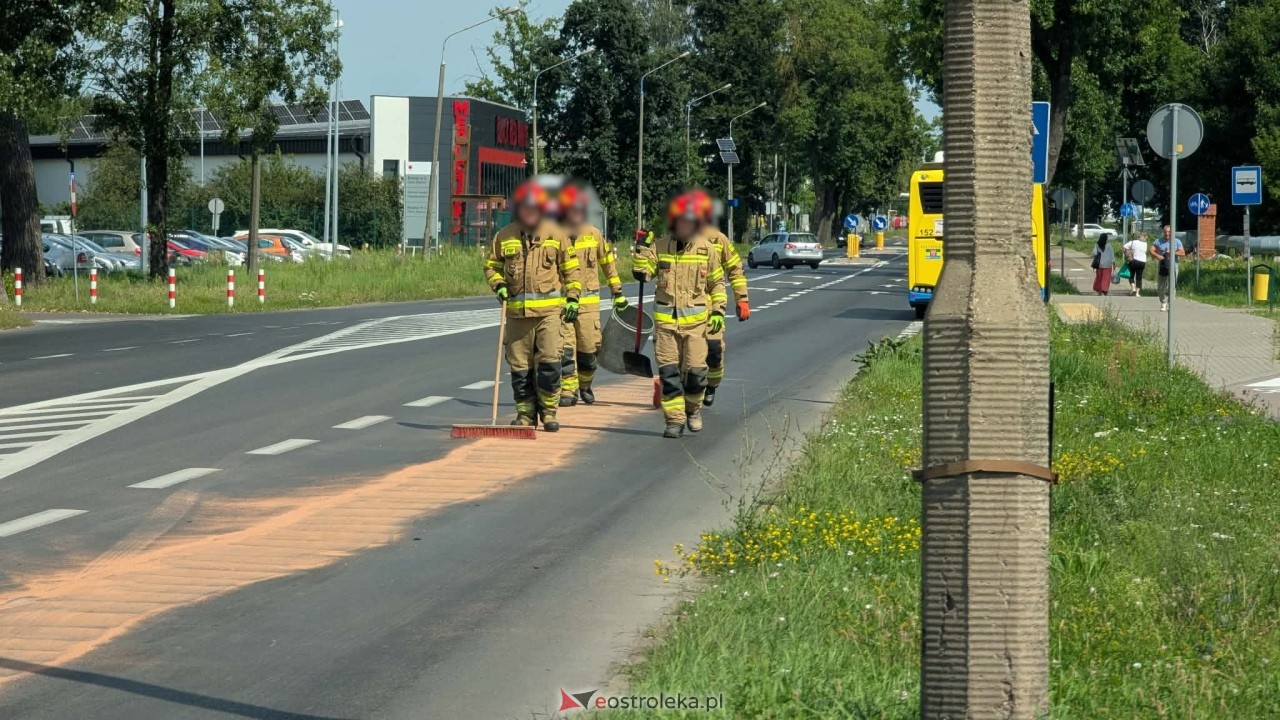Kłopotliwa plama oleju i kolizja dwóch pojazdów na Alei Wojska Polskiego w Ostrołęce [10.08.2026] - zdjęcie #7 - eOstroleka.pl