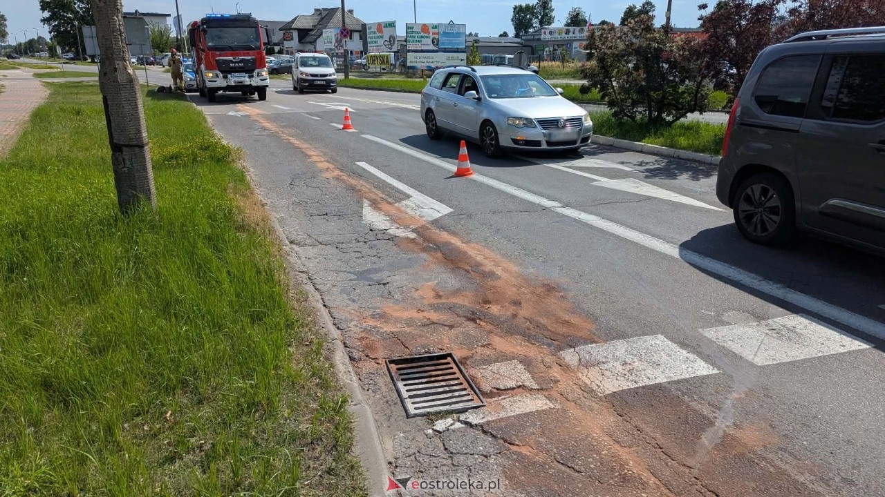 Kłopotliwa plama oleju i kolizja dwóch pojazdów na Alei Wojska Polskiego w Ostrołęce [10.08.2026] - zdjęcie #6 - eOstroleka.pl