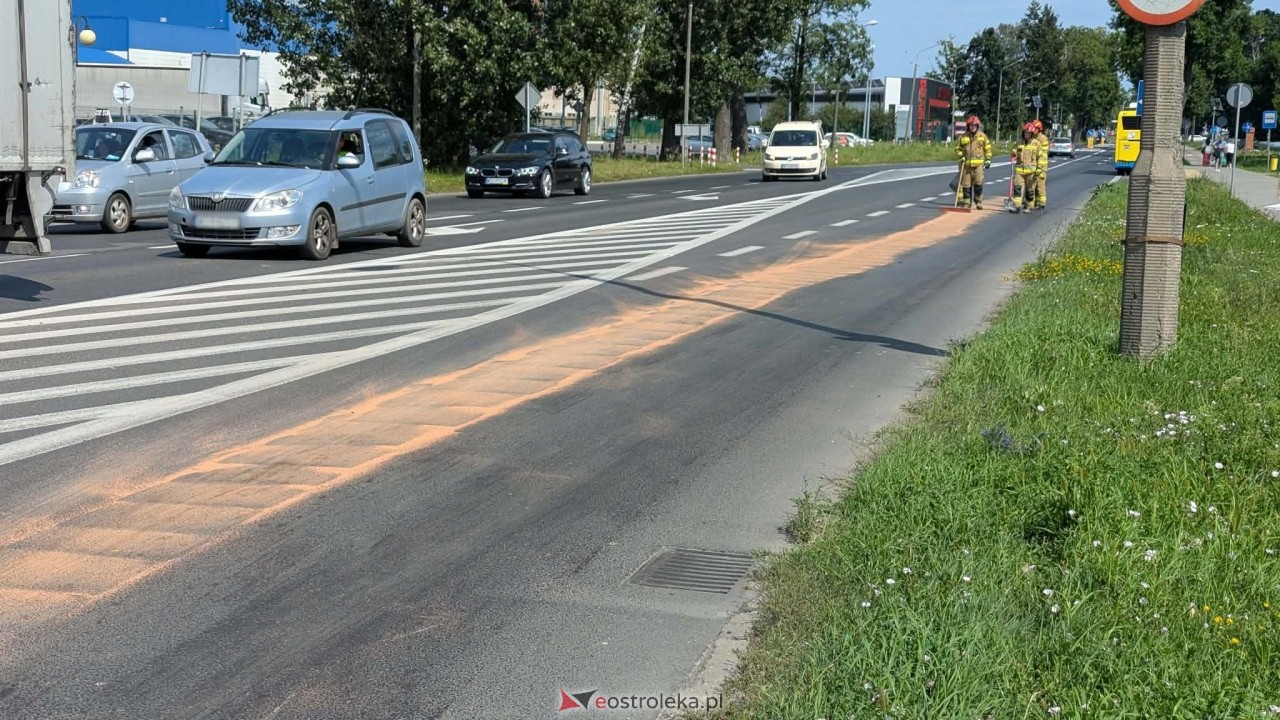 Kłopotliwa plama oleju i kolizja dwóch pojazdów na Alei Wojska Polskiego w Ostrołęce [10.08.2026] - zdjęcie #5 - eOstroleka.pl