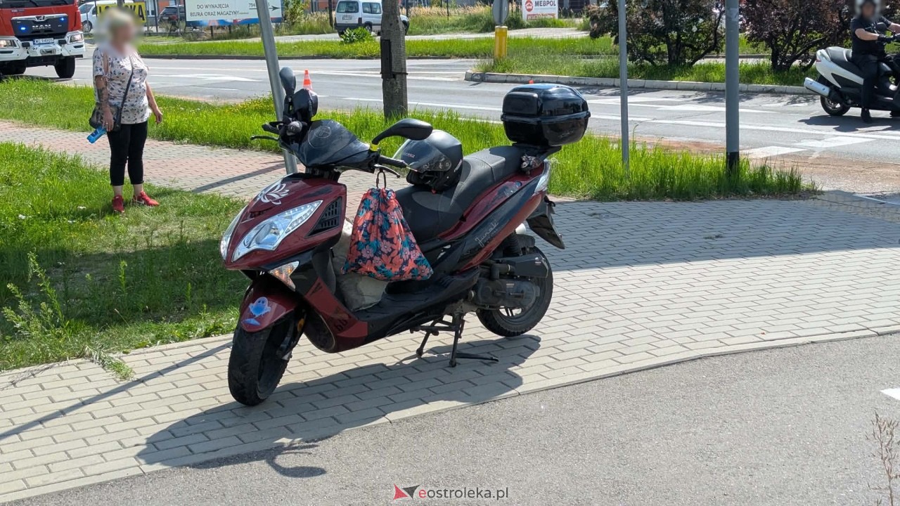 Kłopotliwa plama oleju i kolizja dwóch pojazdów na Alei Wojska Polskiego w Ostrołęce [10.08.2026] - zdjęcie #4 - eOstroleka.pl