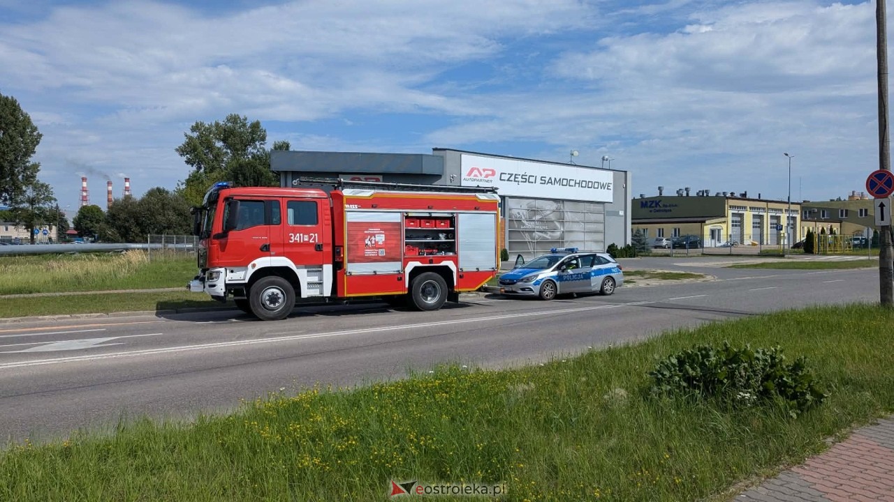 Kłopotliwa plama oleju i kolizja dwóch pojazdów na Alei Wojska Polskiego w Ostrołęce [10.08.2026] - zdjęcie #3 - eOstroleka.pl