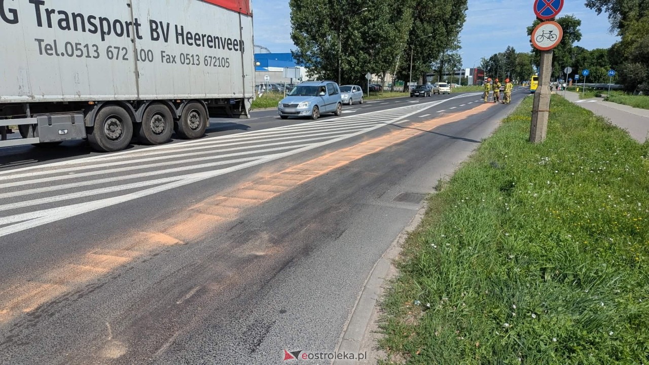 Kłopotliwa plama oleju i kolizja dwóch pojazdów na Alei Wojska Polskiego w Ostrołęce [10.08.2026] - zdjęcie #2 - eOstroleka.pl