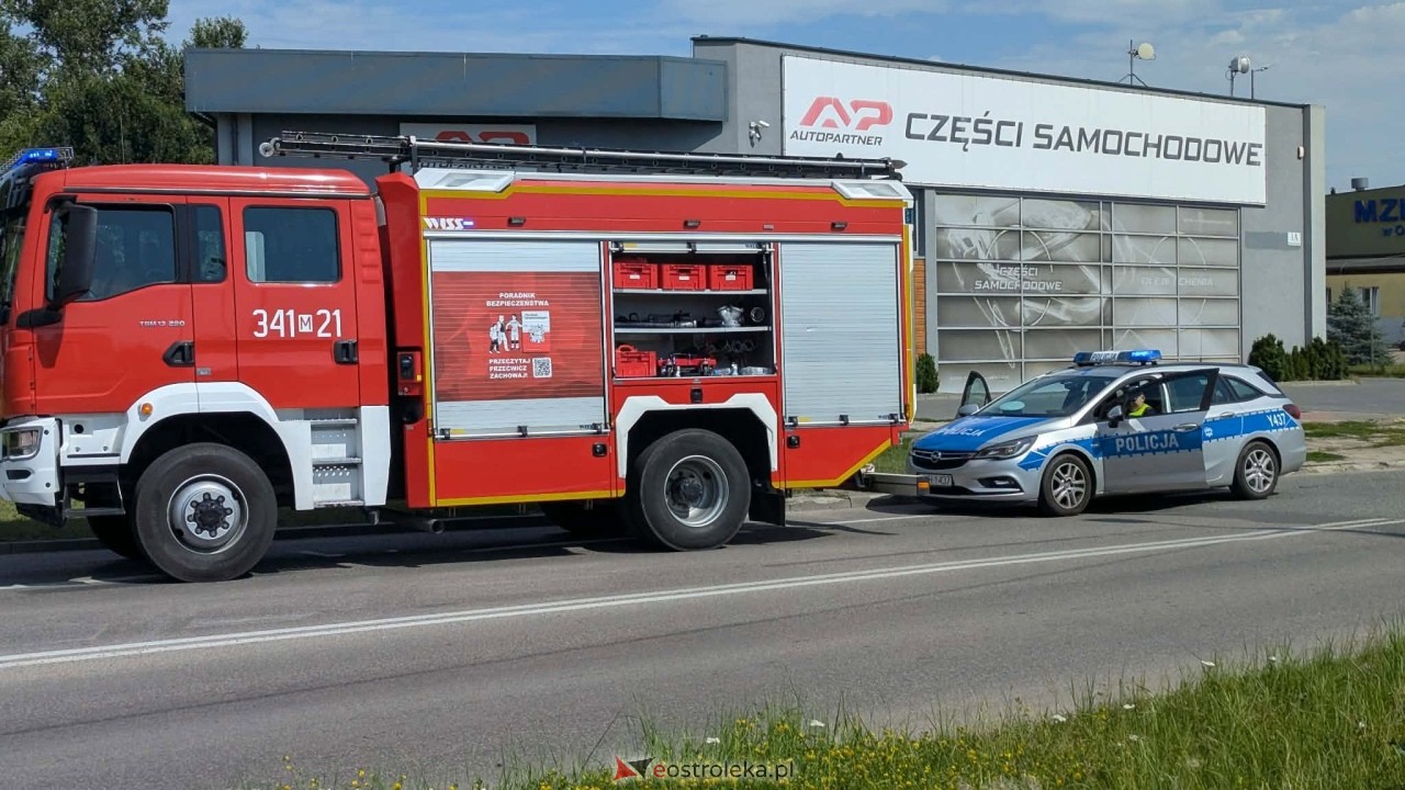Kłopotliwa plama oleju i kolizja dwóch pojazdów na Alei Wojska Polskiego w Ostrołęce [10.08.2026] - zdjęcie #1 - eOstroleka.pl