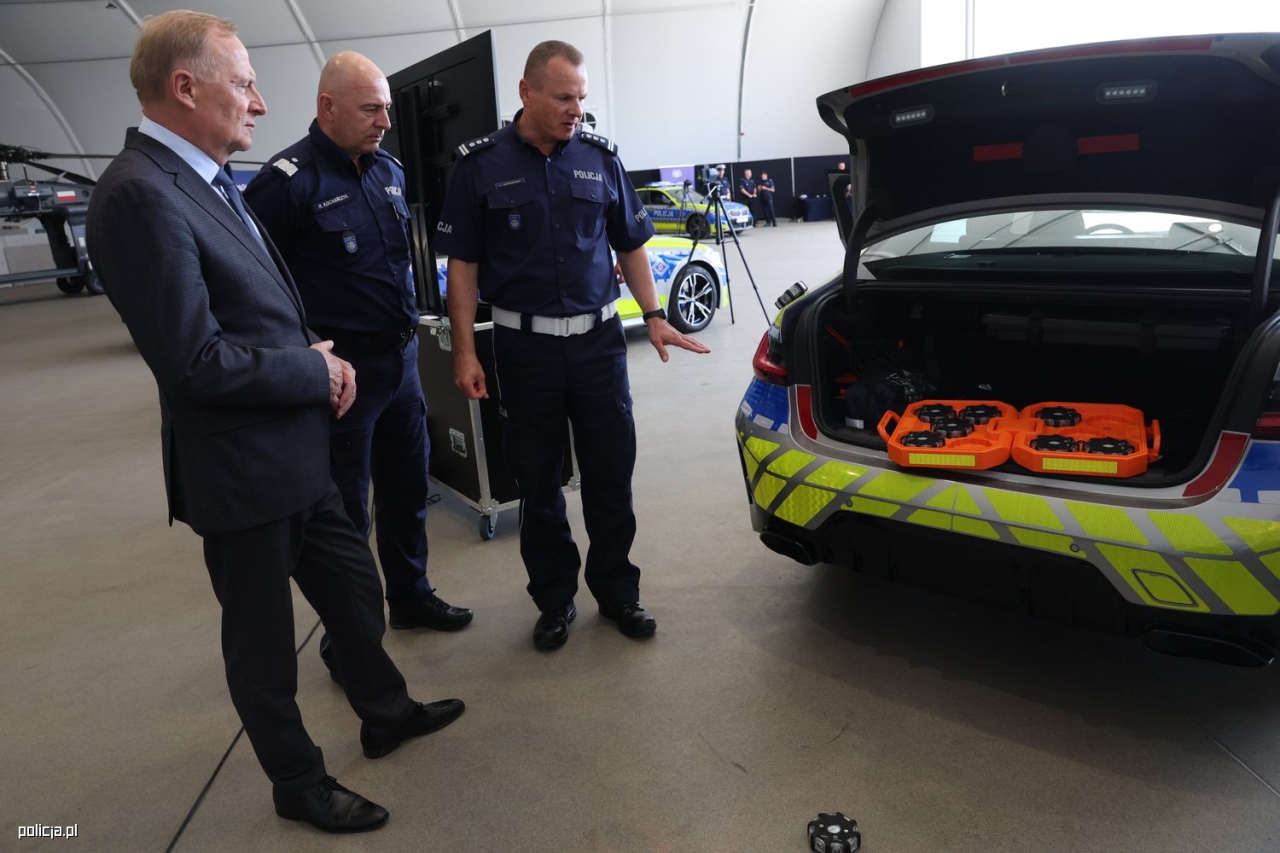Nowe radiowozy dla policji [13.08.2026] - zdjęcie #10 - eOstroleka.pl