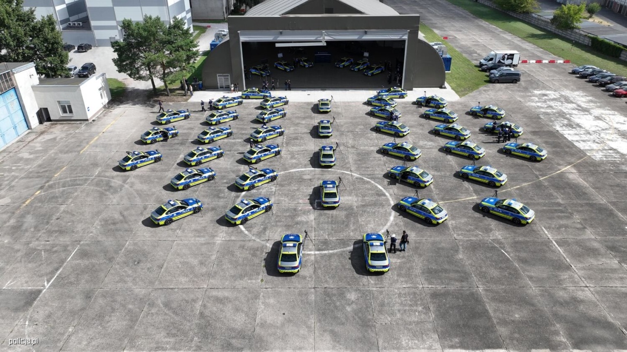 Nowe radiowozy dla policji [13.08.2026] - zdjęcie #1 - eOstroleka.pl