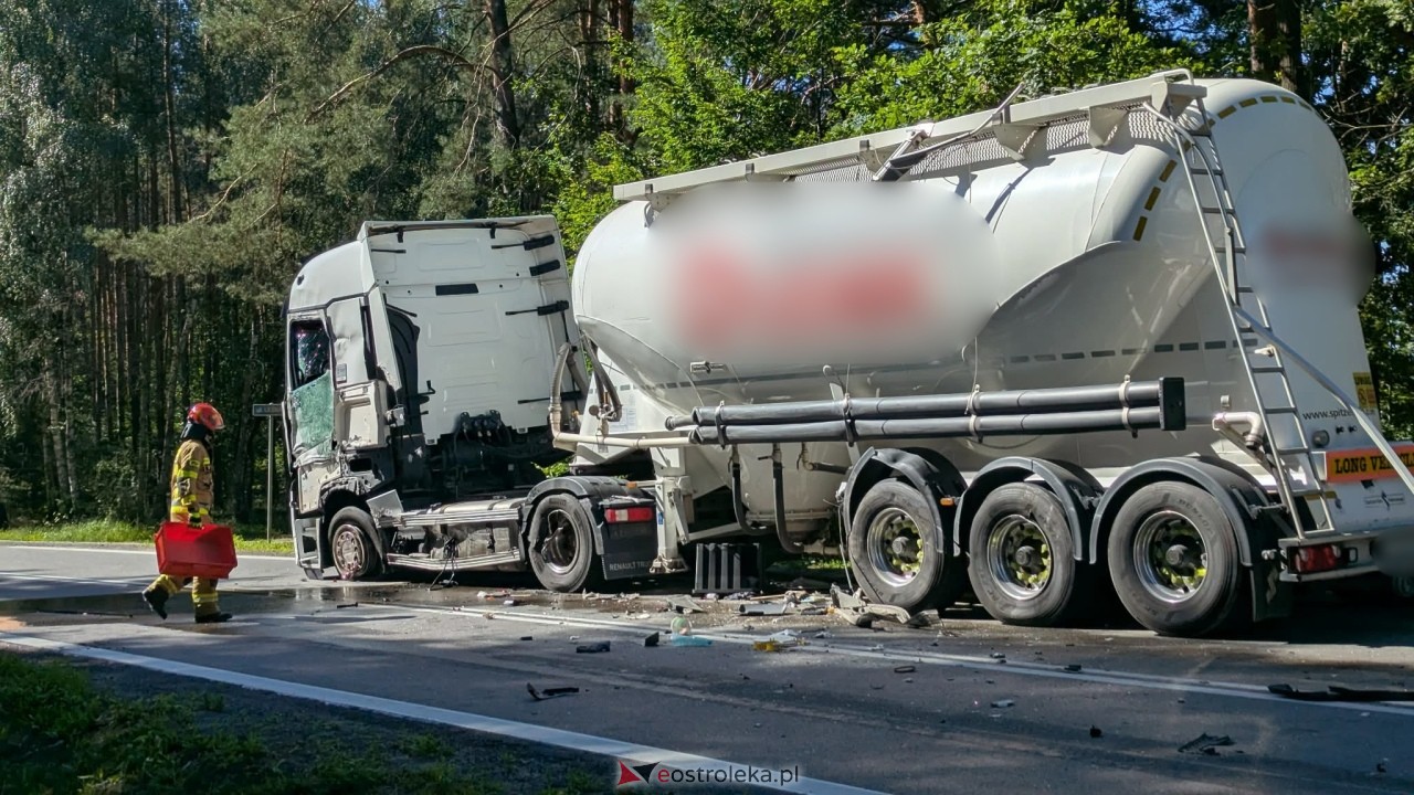 Zderzenie dwóch ciężarówek w Czerwinie [13.08.2026] - zdjęcie #1 - eOstroleka.pl