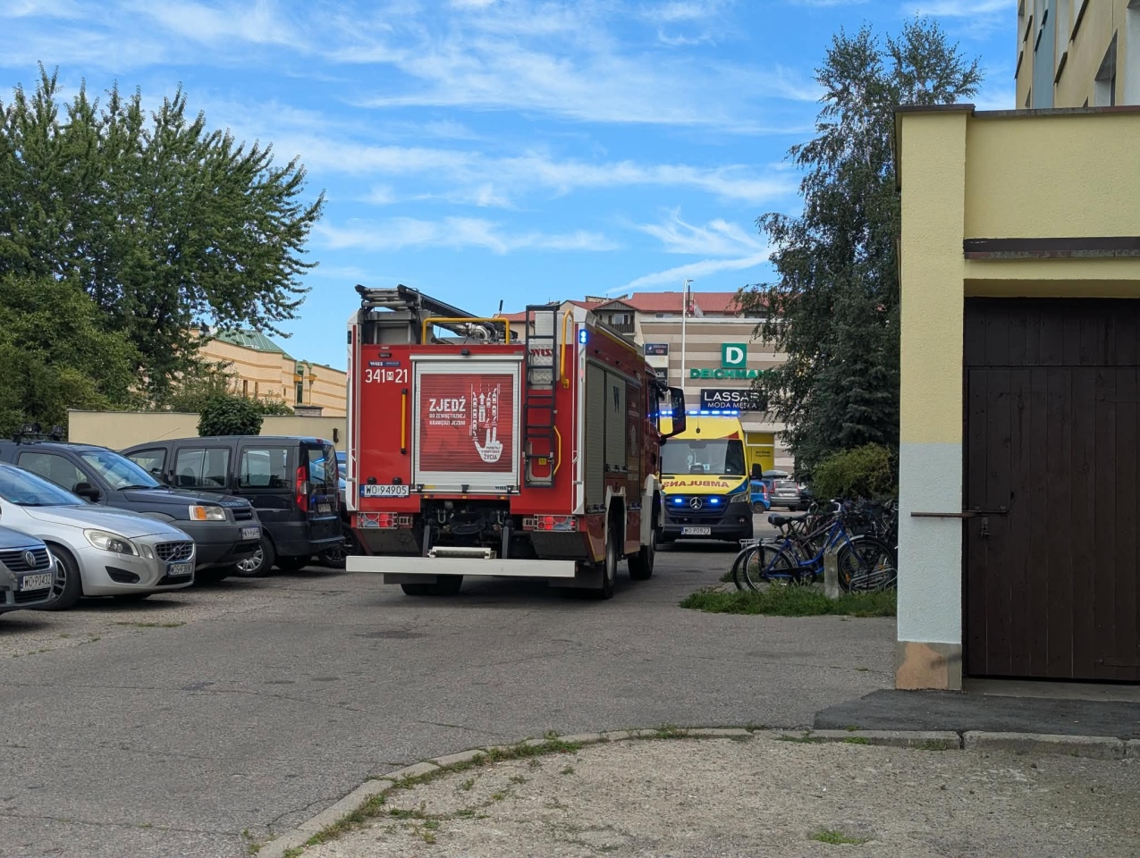 Akcja ratunkowa na osiedlu Śródmieście w Ostrołęce [13.08.2026] - zdjęcie #5 - eOstroleka.pl