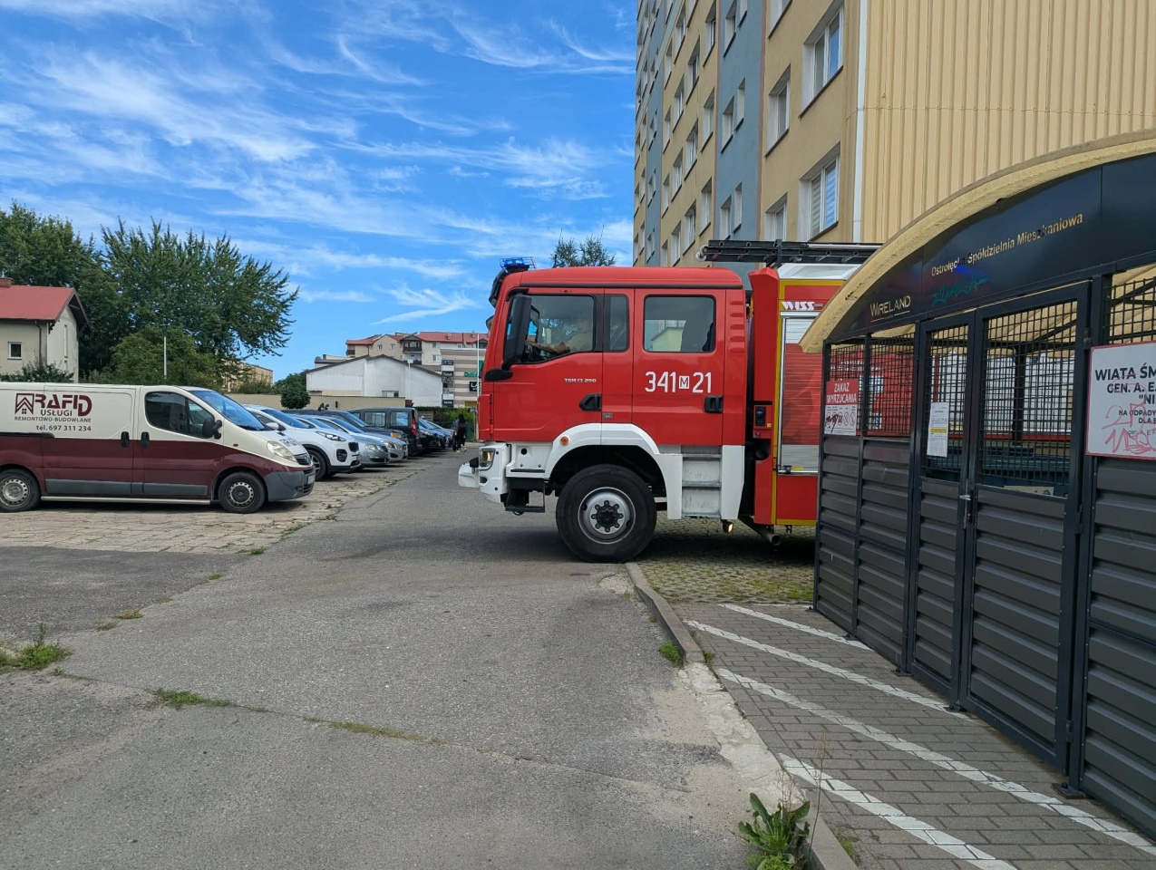 Akcja ratunkowa na osiedlu Śródmieście w Ostrołęce [13.08.2026] - zdjęcie #3 - eOstroleka.pl