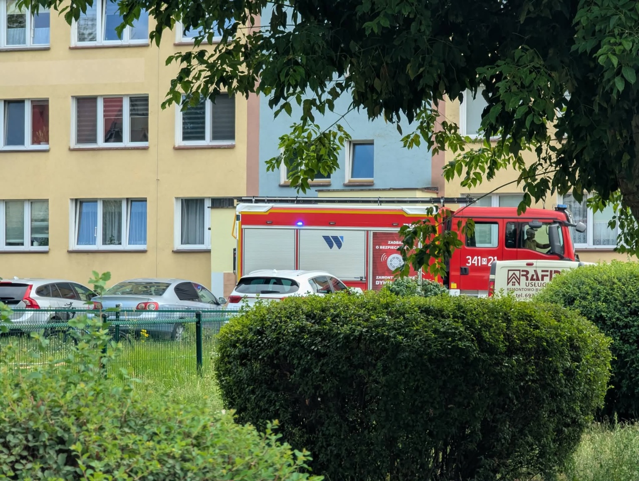Akcja ratunkowa na osiedlu Śródmieście w Ostrołęce [13.08.2026] - zdjęcie #2 - eOstroleka.pl