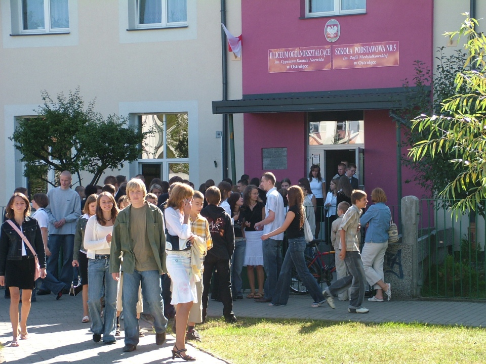 Rozpoczęcie roku szkolnego w 2005 roku w Ostrołęce - zdjęcie #9 - eOstroleka.pl